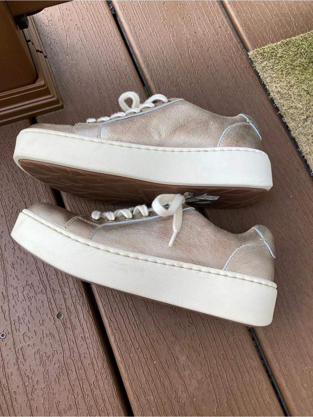 Born Size 7M Mira gold leather platform sneakers